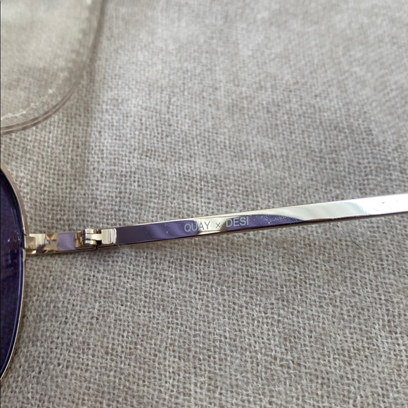 QUAY AUSTRALIA x DESI PERKINS HIGH KEY MINI SUNGLASSES - Picture 5 of 6